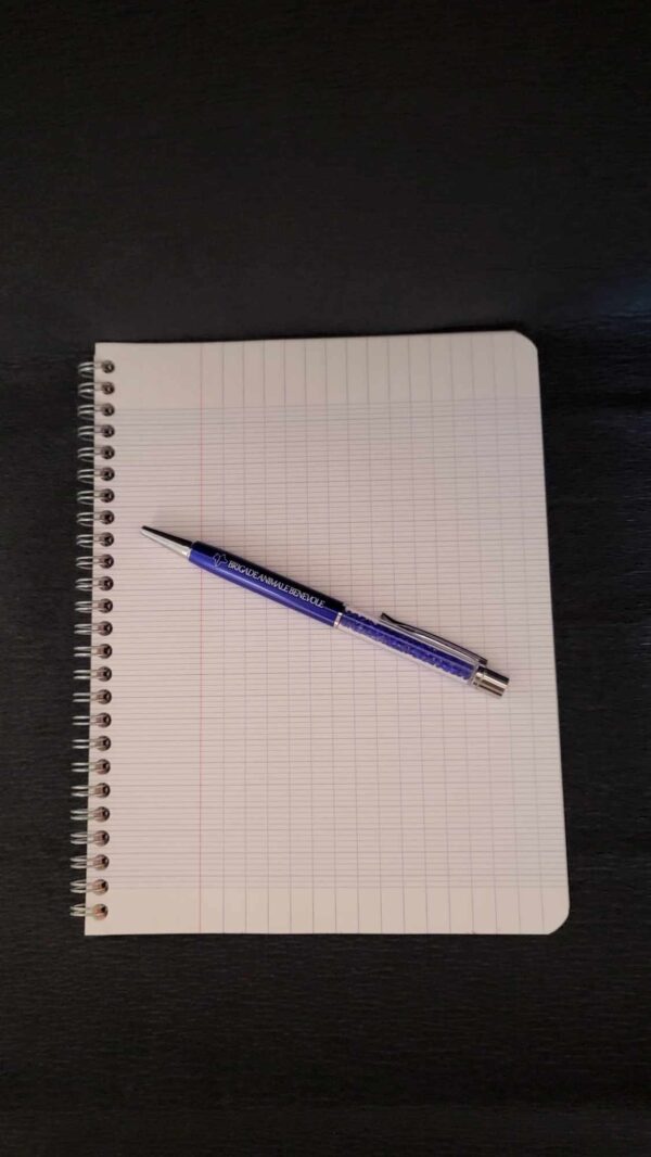stylo sur cahier de biais brigade animale bénévole
